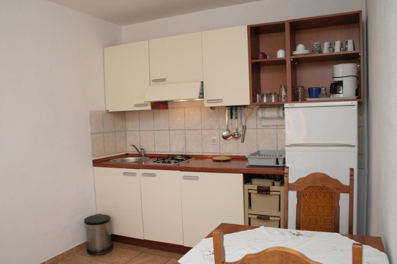 Apartment Zarace - Gdinj 4598A Екстериор снимка