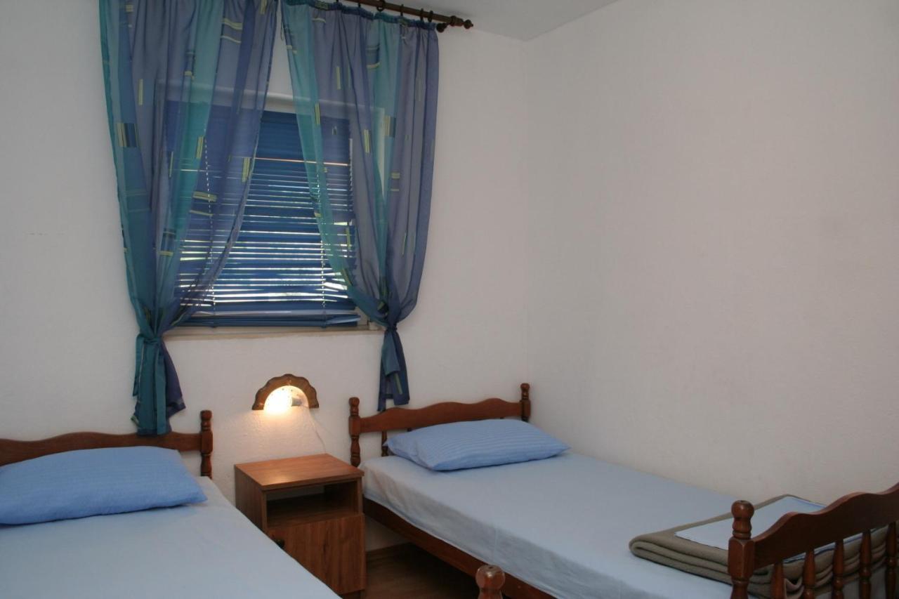Apartment Zarace - Gdinj 4598A Екстериор снимка
