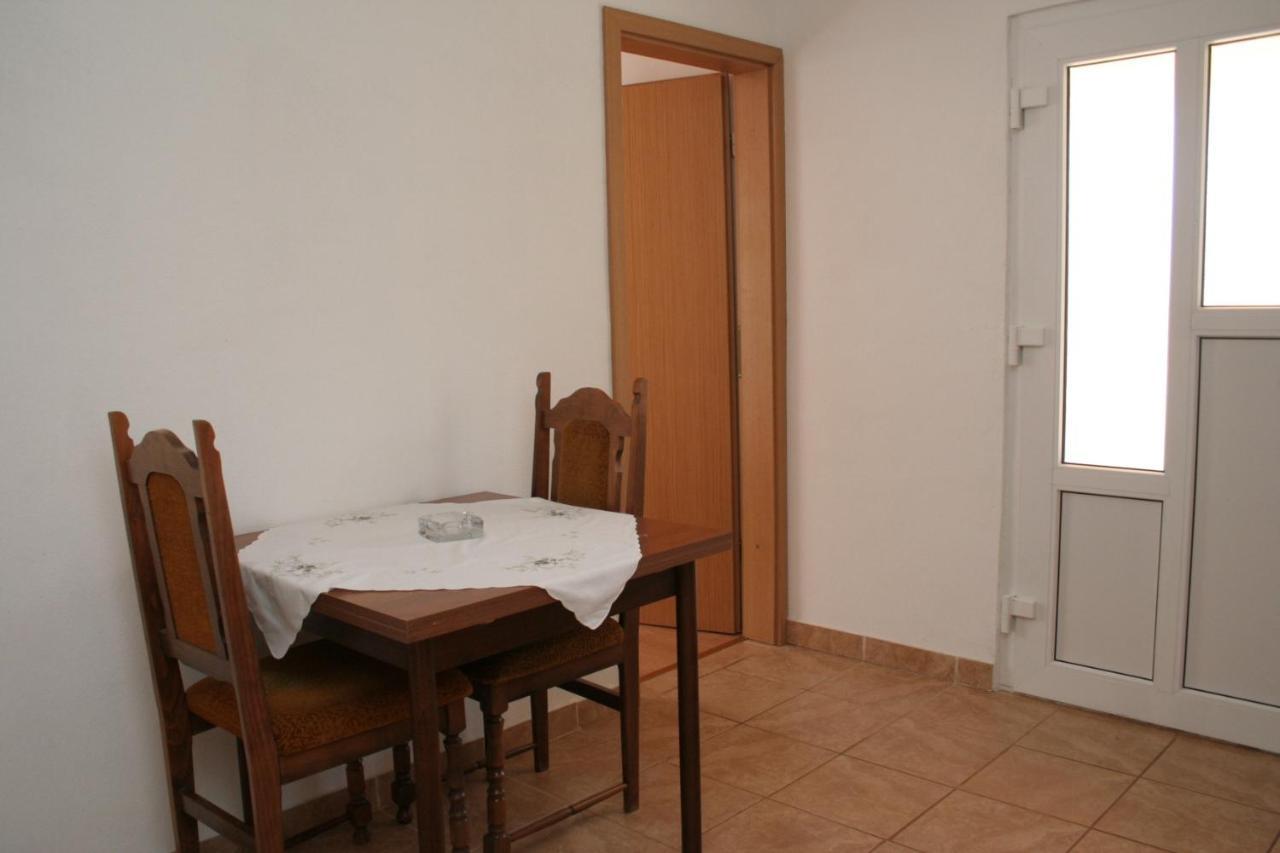 Apartment Zarace - Gdinj 4598A Екстериор снимка